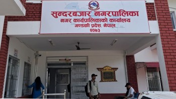 सुन्दरबजार नगरपालिकाले माछा संरक्षरणका लागि खोलामा १८ सय माछाका भुरा छाड्यो